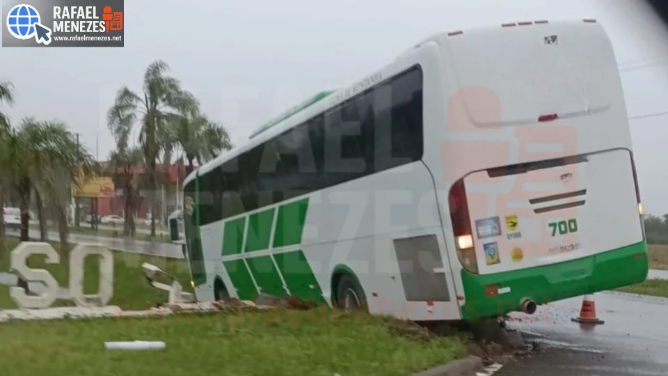 Ônibus invade canteiro central e provoca acidente na RSC-287 em Paraíso do Sul