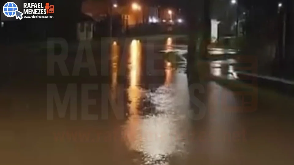 Adolescente é arrastado pela água e resgatado pelos bombeiros durante chuva forte em Santa Maria