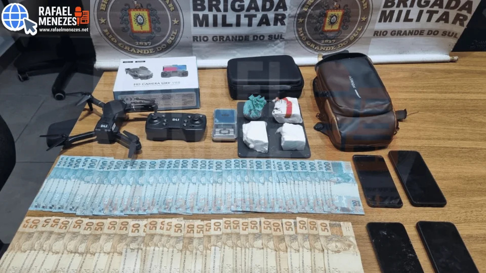 Mulher é presa pelo 2ºBPChoque com quase meio quilo de cocaína, R$ 5 mil e drone em Santa Maria