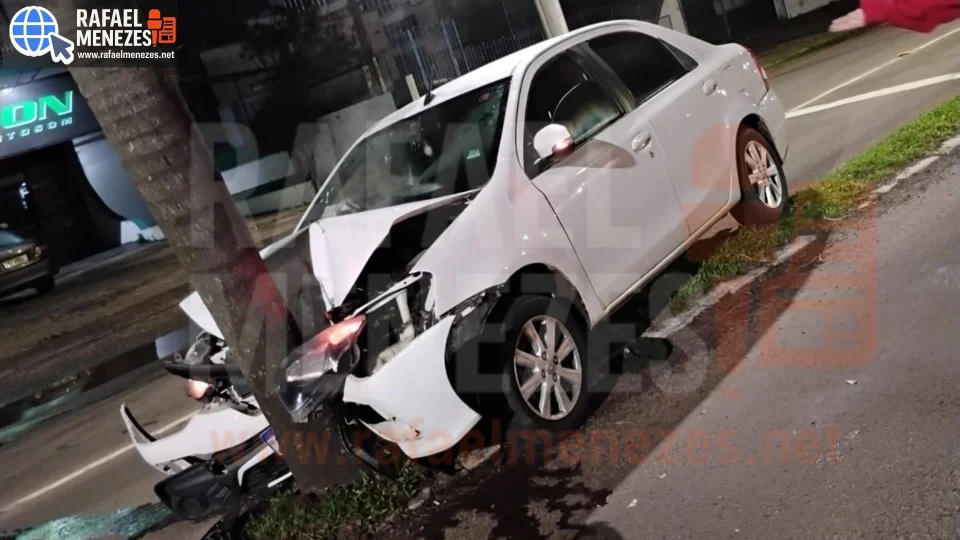 Motorista abandona veículo após colidir contra árvore em avenida de Santa Maria