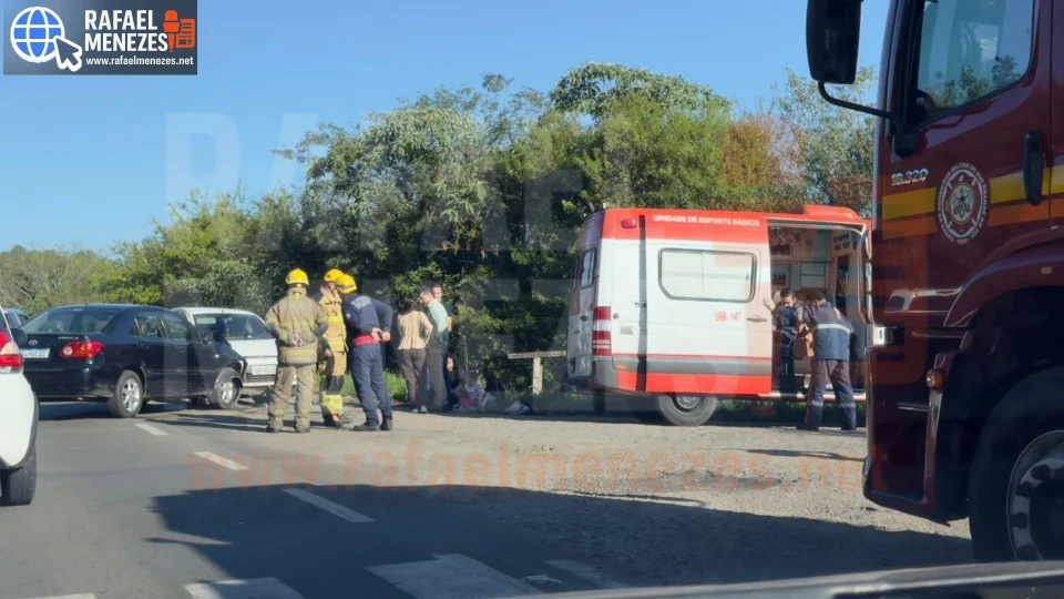 Colisão lateral entre Corolla e Fiesta deixa trânsito parcialmente afetado na RSC-287 em Santa Maria