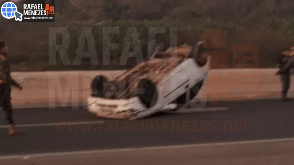 Motorista perde controle e capota carro na BR-158