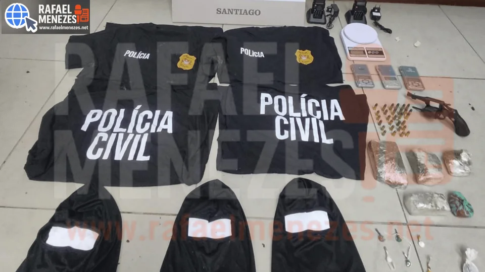 Homens são presos com arma, drogas e camisetas com distintivos da Polícia Civil em Santiago