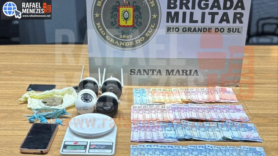 Brigada Militar prende mulher por tráfico de drogas e recaptura foragido em Santa Maria