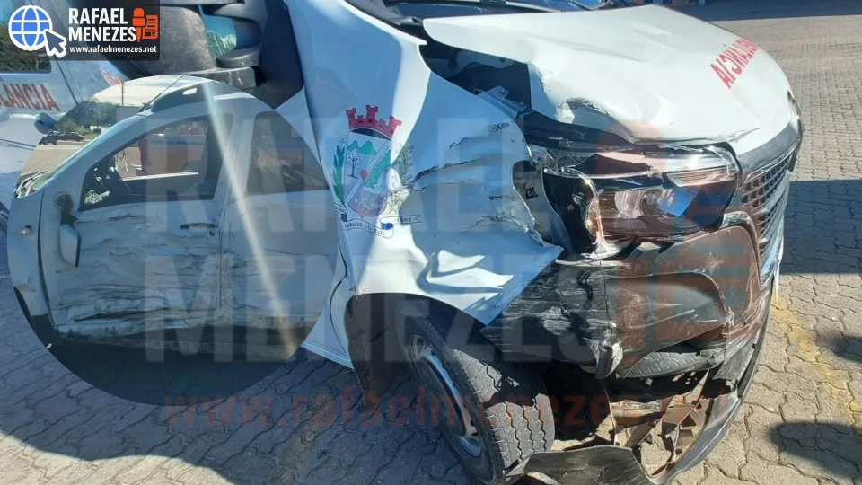 Acidente entre Duster e ambulância deixa motorista ferido na RSC-287