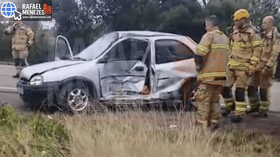 Mulher fica gravemente ferida em colisão entre carro e rodotrem na BR-158, em Santa Maria