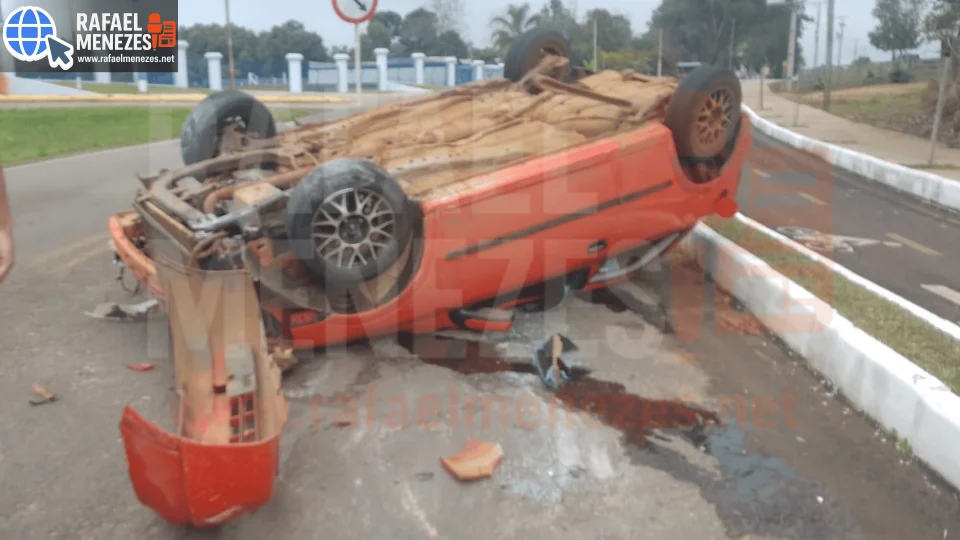 Motorista escapa ileso após pneu estourar e carro capotar em Restinga Sêca