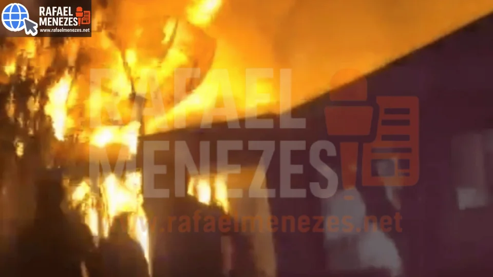 Incêndio destrói residência no Centro durante a madrugada
