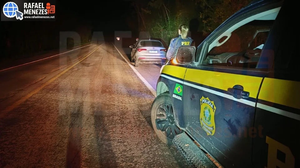 PRF recupera carro furtado e prende mulher na BR-290 em Caçapava do Sul