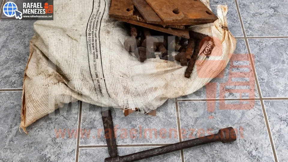 Homem é preso após ser flagrado retirando peças de ferro de via férrea em São Pedro do Sul