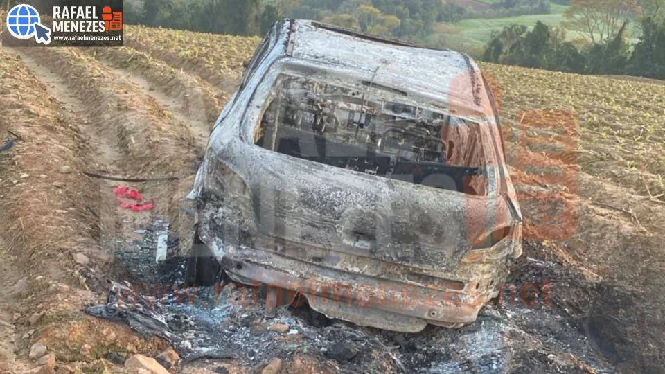 Dois homens encapuzados invadem residência, ameaçam mulher com armas e carro é incendiado em Dona Francisca