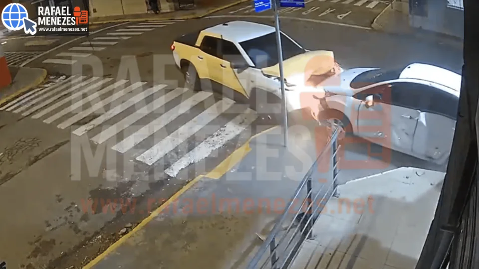 Colisão entre caminhonete e carro deixa dois feridos e atinge três motocicletas em Santa Maria