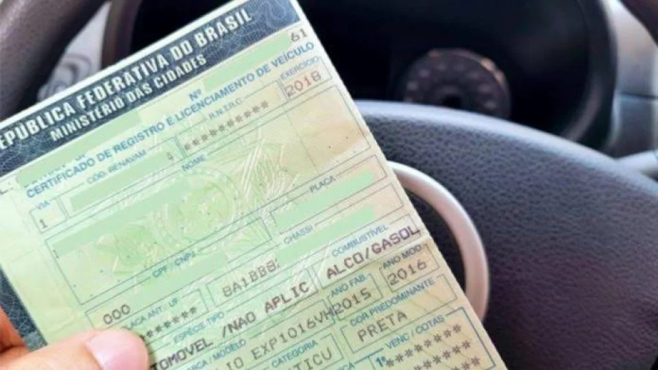 Deputados derrubam veto e acabam com a taxa de licenciamento de veículos no RS
