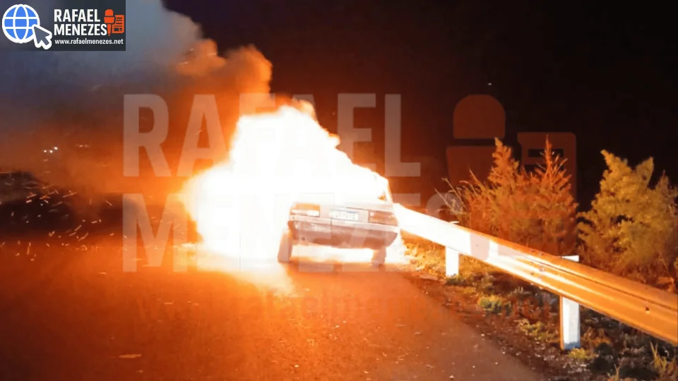 Carro é destruído por incêndio na ERS-149, em São João do Polêsine