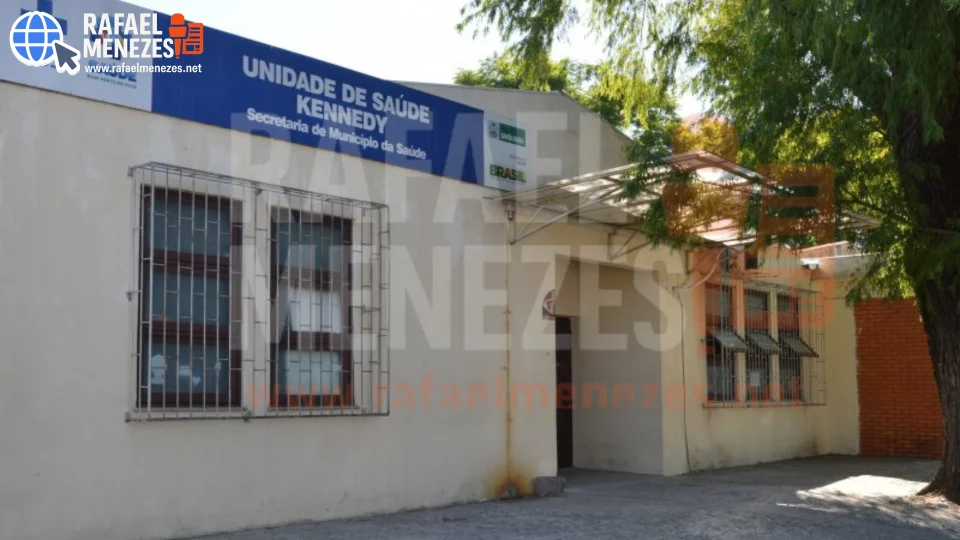 Idoso fica ferido após ser atingido por galho de árvore enquanto aguardava na fila de unidade de saúde em Santa Maria