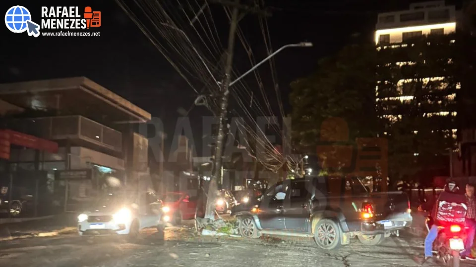 Caminhonete colide em poste e provoca bloqueio total na Avenida Fernando Ferrari em Santa Maria