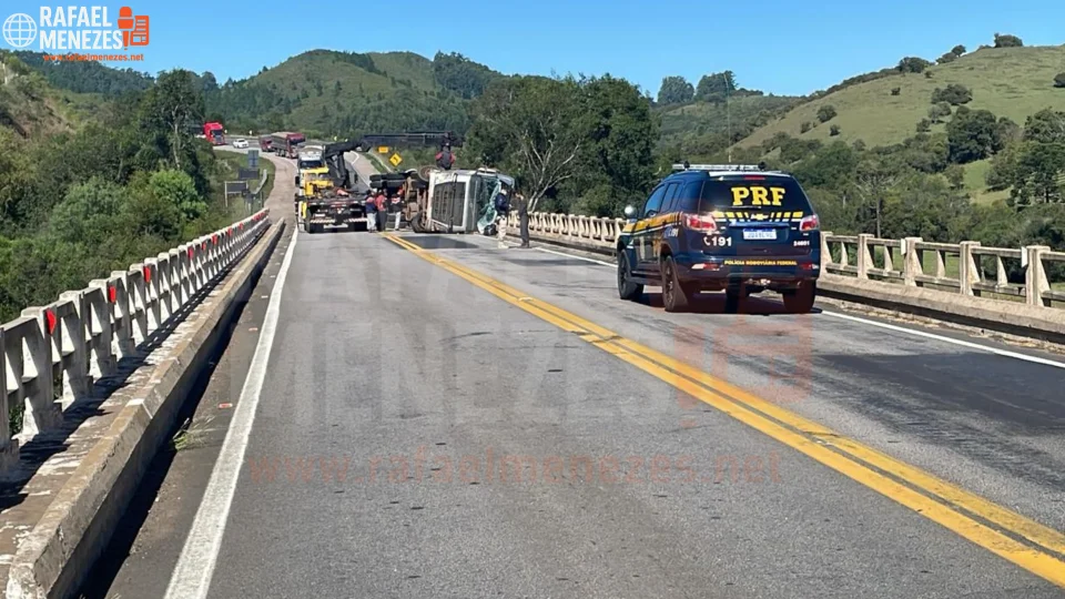 Caminhão tomba na BR-392 em Santana da Boa Vista e deixa dois feridos