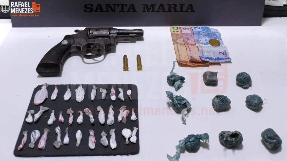 Jovem é preso por tráfico de drogas e porte ilegal de arma no bairro Km 3 em Santa Maria