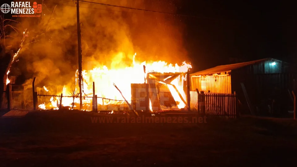 Após incendiarem casa de vizinho, quatro são detidos por atacar policiais em São Pedro do Sul