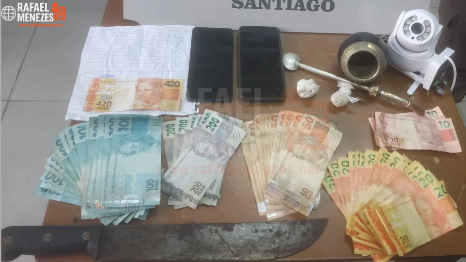 Casal é preso com nota falsa de R$ 420, drogas e produtos roubados em Santiago