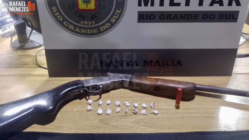 Espingarda e drogas são apreendidas pela Brigada Militar em Santa Maria