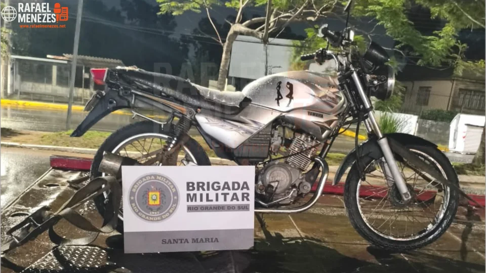 Homem é preso por tráfico de drogas após apreensão de cocaína e recuperação de motocicleta furtada em Santa Maria
