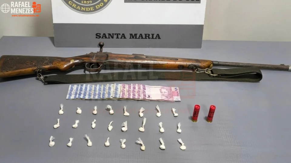 Jovem é preso e adolescente é apreendida com cocaína e arma em Santa Maria