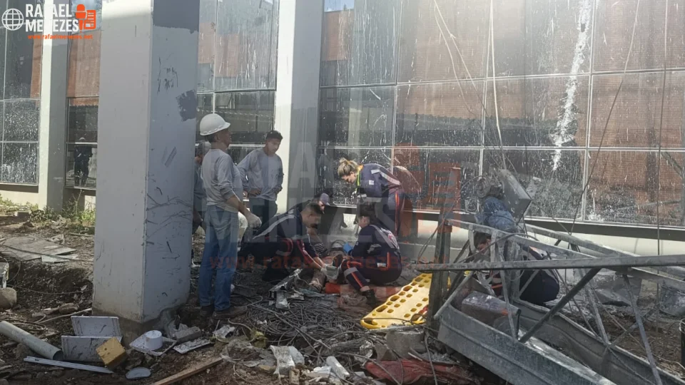 Funcionário das obras do Fórum de Santa Maria fica ferido após andaime cair