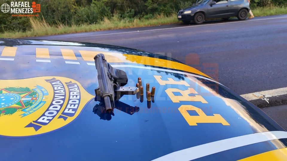 Motorista é preso pela PRF com pistola de uso restrito escondida em carro na BR-472