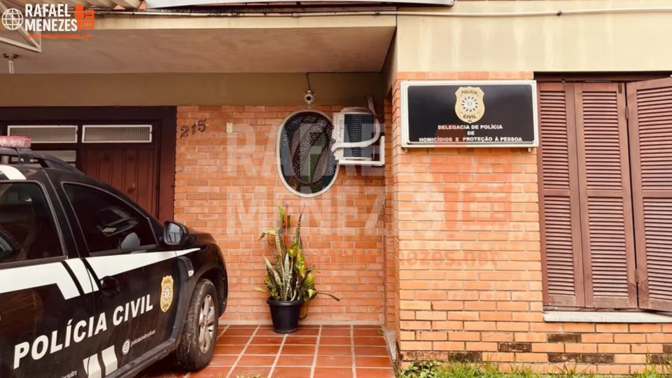 Suspeito de tentativa de homicídio se apresenta na Delegacia de Homicídios em Santa Maria