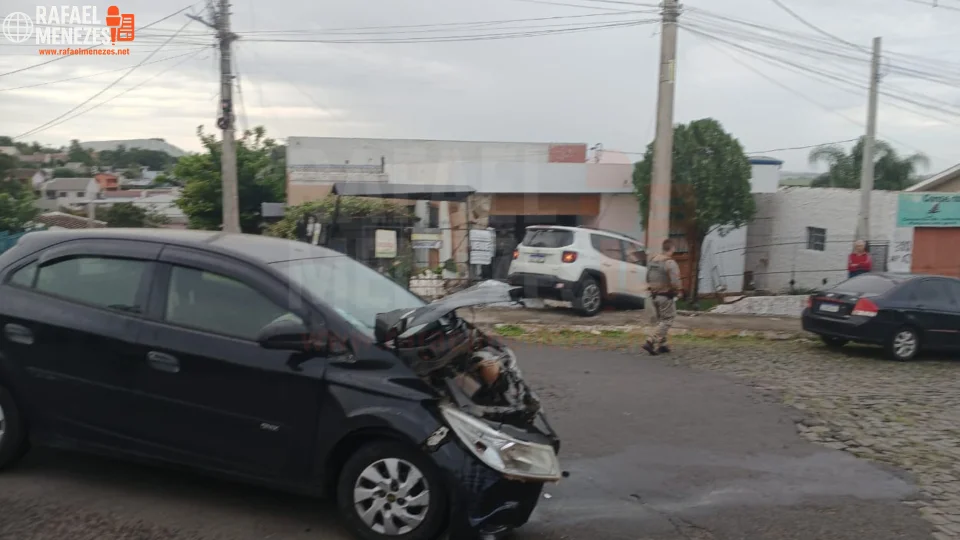 Acidente entre dois carros termina com veículo atingindo muro de residência em São Pedro do Sul