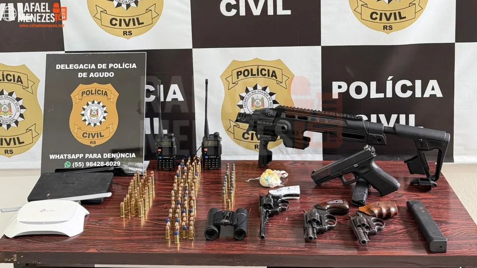 Dois adolescentes são apreendidos e jovem de 18 anos é preso com armas e drogas em Agudo