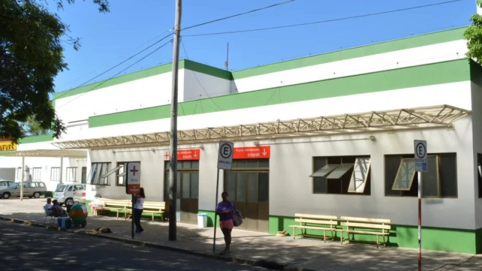 Homem é atacado com golpe de facão em parada de ônibus em Santa Maria