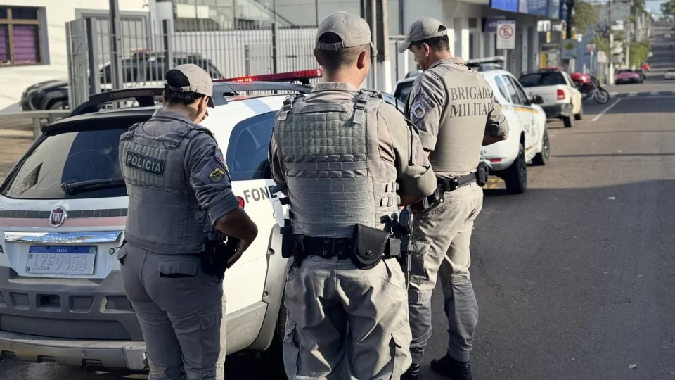 Ação rápida da Brigada Militar evita tragédia e salva homem em surto em Santiago
