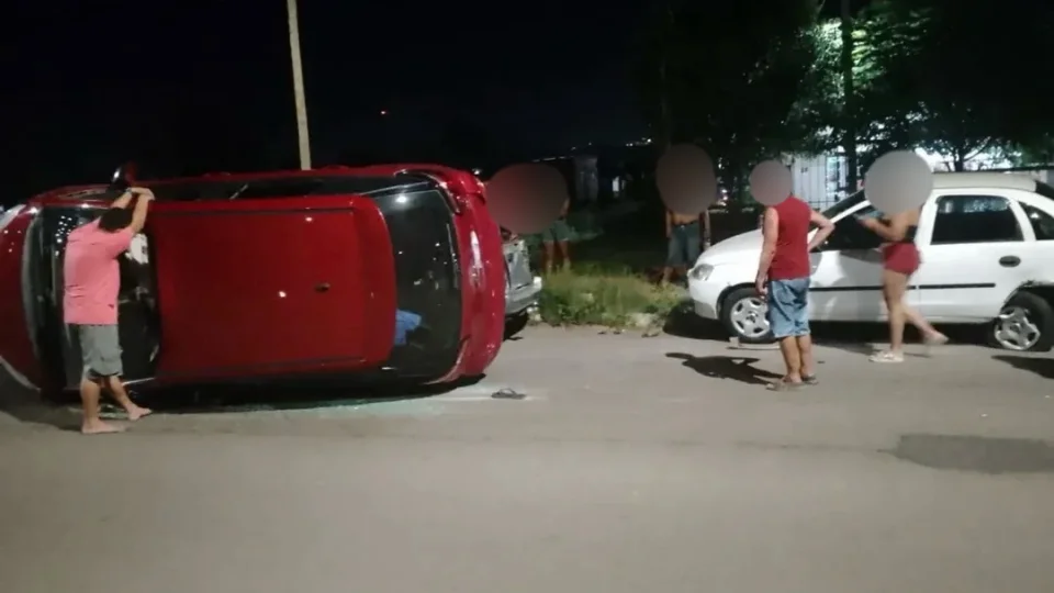 Motorista é preso por embriaguez após colidir em veículos estacionados em Santa Maria