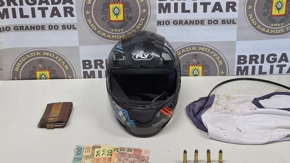 Jovem é preso após roubar farmácia, atirar contra a polícia e colidir durante fuga em Cruz Alta