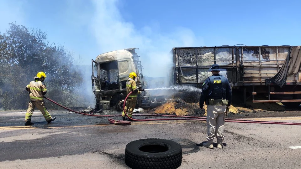 Caminhão pega fogo na BR-392 em Caçapava do Sul