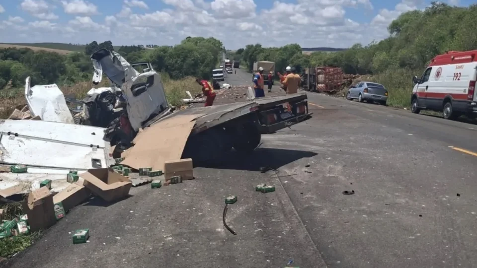 Dois motoristas morrem em colisão entre caminhão e caminhonete na BR-290