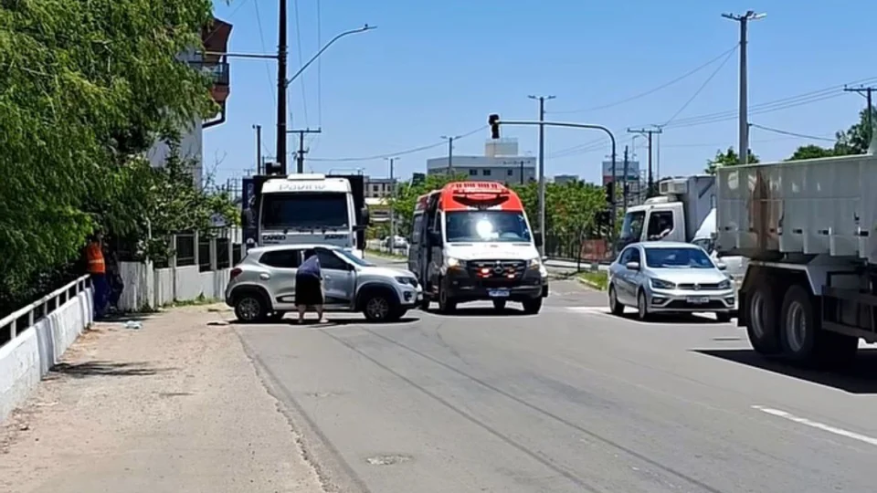Mulher é encaminhada ao hospital após colisão entre Kwid e caminhão em Santa Maria