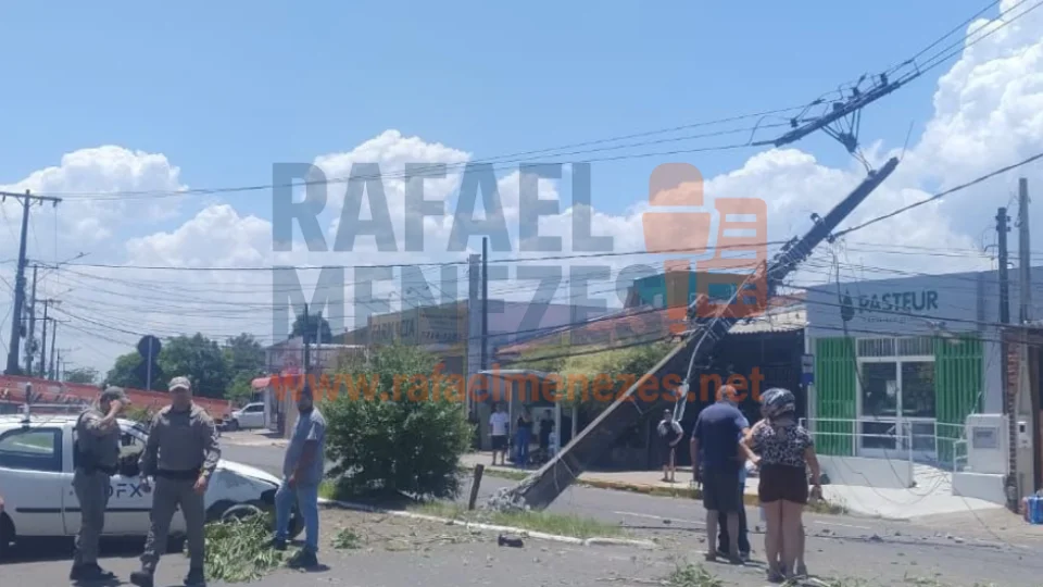 Homem furta carro com criança dentro e colide em poste em Santa Maria