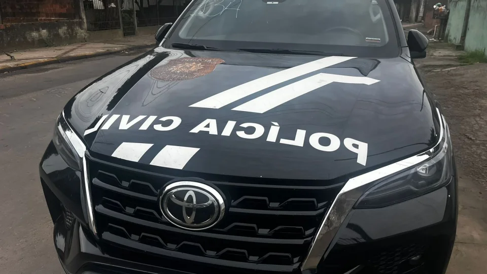 Mulher é presa por extorsão após ameaçar vítima com suposta atuação de facção criminosa em Ivorá