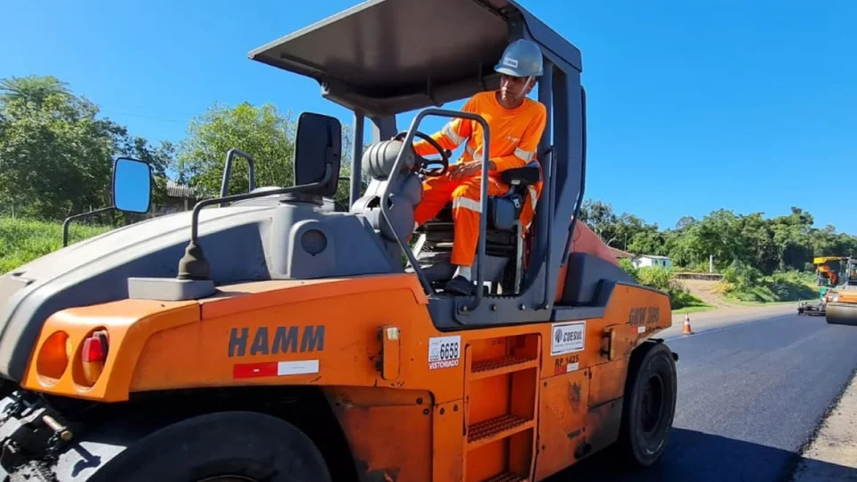 Obras com sistema “pare e siga” seguem em diferentes trechos da RSC-287