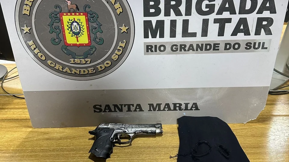 Dois homens são detidos com simulacro de arma, faca e touca ninja em Santa Maria