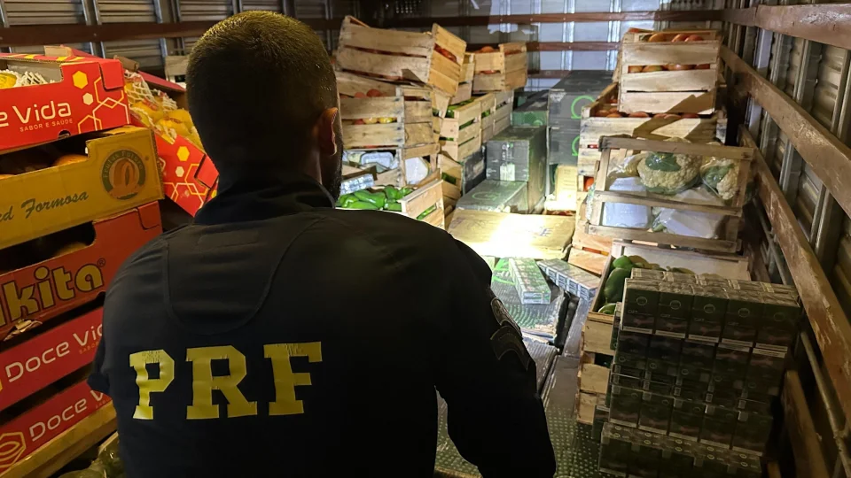 PRF apreende mais de 65 mil maços de cigarros contrabandeados durante a madrugada na BR-153