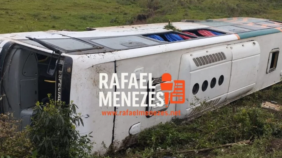 Ônibus com tomba na RSC-287 na manhã desta terça-feira