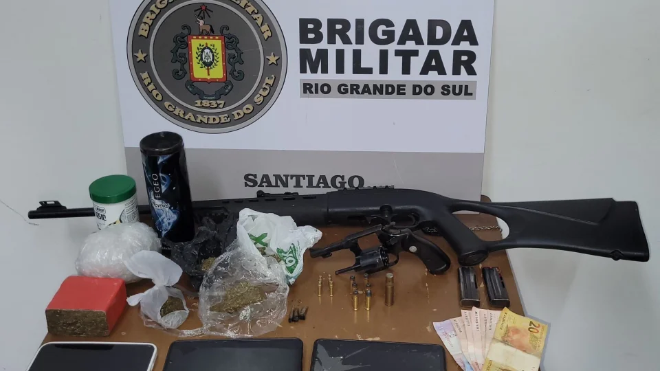 Dupla é presa por posse ilegal de arma e tráfico de drogas em Santiago