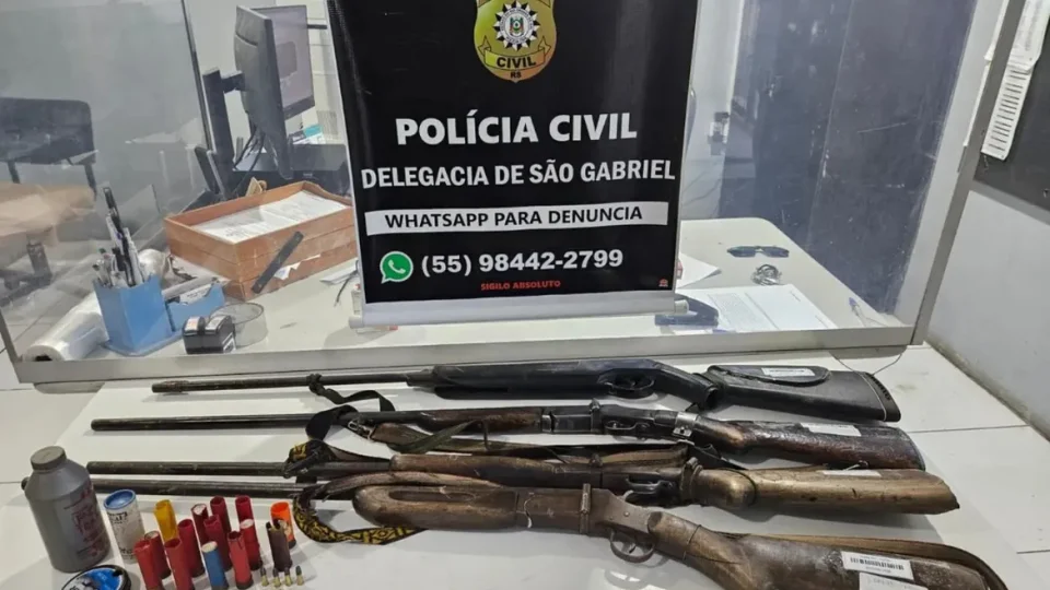 Dois jovens são presos por porte ilegal de armas no interior de São Gabriel