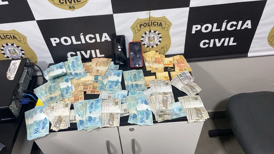 Homem é preso em Santa Maria após sacar R$ 25 mil com documento falso em agência bancária