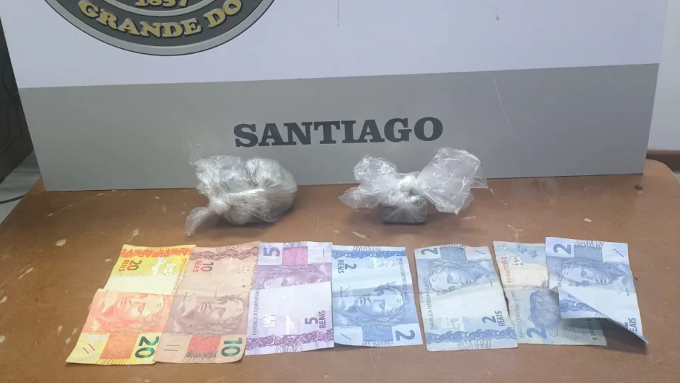 Homem em liberdade condicional é preso com drogas em Santiago