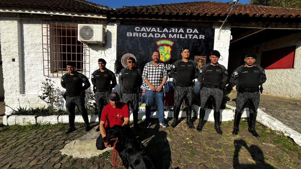 Presidente do Inter-SM recebe homenagem da Cavalaria da Brigada Militar